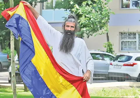 Povestea nefardată a protestatarului la înălţime: «Trăiesc din cosit şi din meditaţii la mate!»