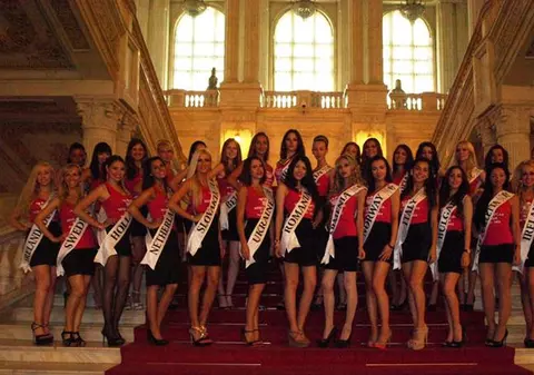 Parlamentul, INVADAT DE "BUNĂCIUNI"! Tăriceanu A FUGIT DE ELE | FOTO