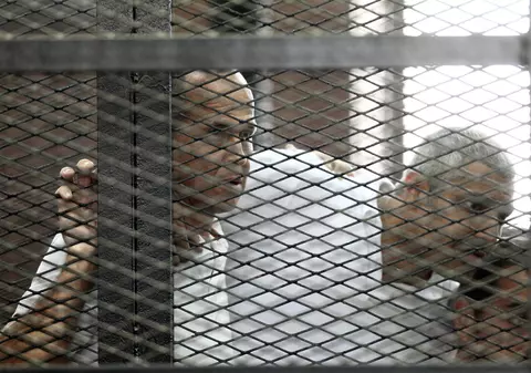Trei ziarişti de la Al Jazeera, condamnaţi la ani grei de închisoare în Egipt