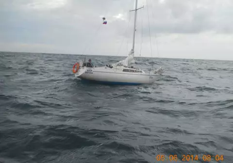 Turişti aflaţi pe un vas în derivă, salvaţi de poliţiştii de frontieră