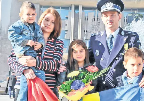 Eroii anonimi ai României | Poliţistul hunedorean Florin Bolosin e tată pentru doi copii părăsiţi