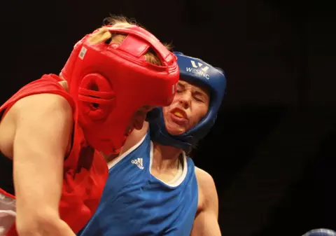Profesoara face ordine în ring! Simona Sitar e în semifinale la CE 