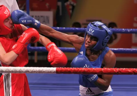 Campioana olimpică Nicola Adams a năucit-o cu lovituri pe moldoveanca Iulia Coroli
