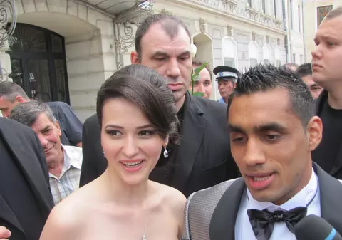 Bănel face nuntă fără fițe, cu vițel la proțap și tort de 28 kg!