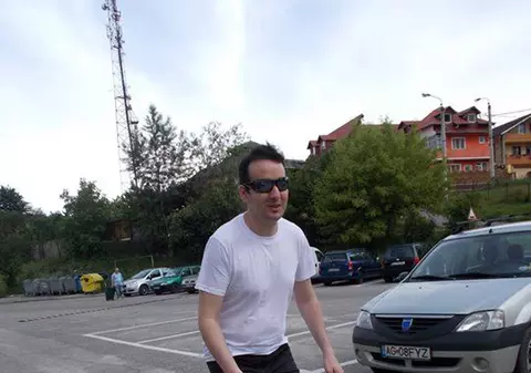 Concurentul nevăzător de la X Factor, cu rolele în parc