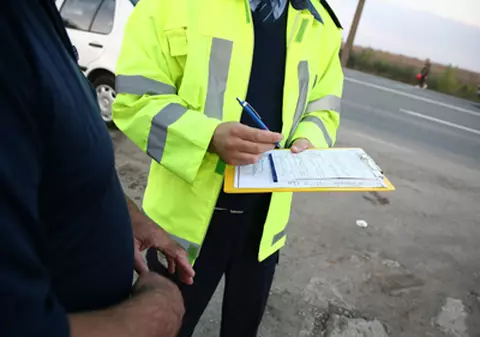 Doi polițiști -”haiduci” au ieșit la ”vânătoare” de șoferi ca să facă un ban în plus