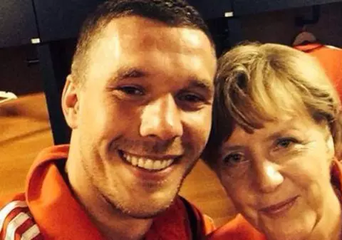 Lukas Podolski, selfie lângă Angela Merkel
