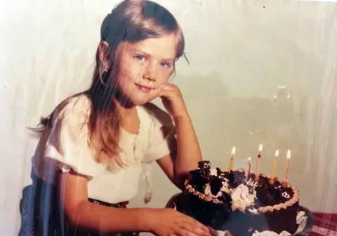 FETIŢA aceasta inocentă a devenit VEDETA cu cel mai spectaculos LOOK din România!