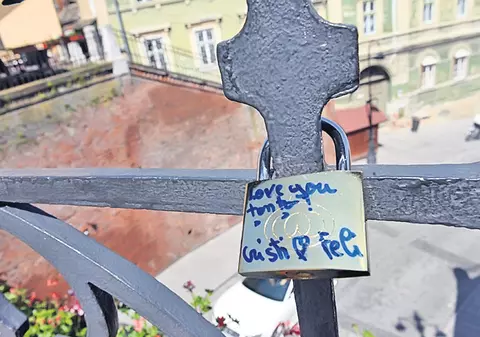 Podul Minciunilor, plin de lacătele îndrăgostiţilor
