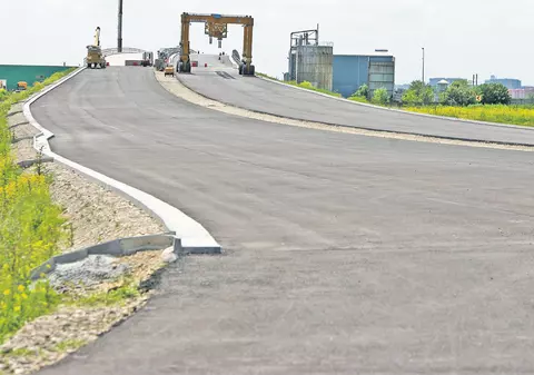 Chiar vă bateţi joc de noi?! Contractul pentru bucata de drum de 6,5 km dintre şoseaua Petricani şi centura Capitalei a autostrăzii A3 e la un pas de reziliere