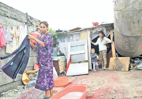 Trăiesc ca în Evul Mediu - Capitala ascunde poveşti ale unor sărmani care îşi duc traiul în condiţii de neimaginat