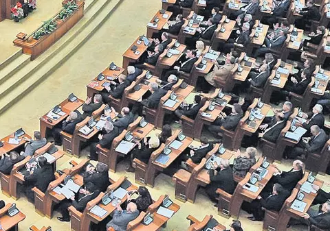 Parlamentarii îşi votează noi pensii nesimţite