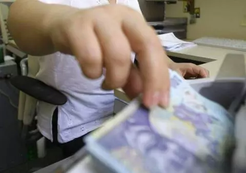 O treime dintre români își țin banii “LA SALTEA”. Care este MOTIVUL