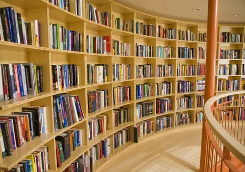 POVESTE INCREDIBILĂ! A restituit după 61 de ani o carte împrumutată de la bibliotecă. Care a fost REACŢIA bibliotecarului