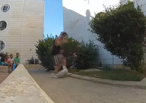 CEL MAI DUR VIDEO! Dacă aveţi CĂŢEI ACASĂ NU VĂ UITAŢI! Ce îi face TIPUL ĂSTA PATRUPEDULUI ESTE HALUCINANT! 