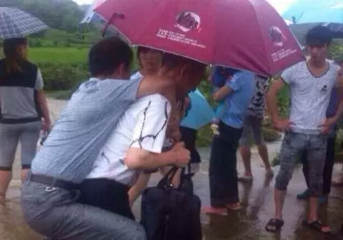 CUM E LA ALŢII!  Pentru că A FOST CĂRAT ÎN SPATE la INUNDAŢII, un oficial chinez A PLĂTIT SCUMP