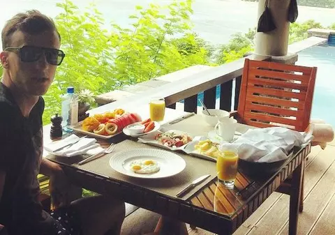 Vlad Chiricheş mănâncă englezeşte şi în luna de miere