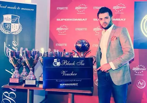 Designerul Cristian Ion îl premiază cu un costum de lux pe marele câştigător de la Superkombat Constanța 