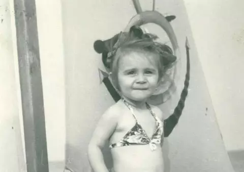 Fetiţa dulce din imagine, PRIMA FEMEIE din România care a POZAT în PLAYBOY