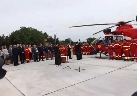 Elicopterul SMURD Galaţi, liber la zbor pe Autostrada Soarelui, dar şi peste Prut, în Republica Moldova | FOTO