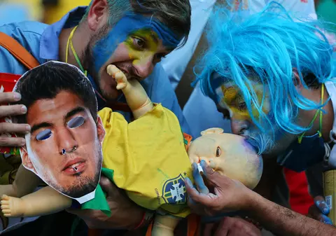 Suarez a făcut prozeliţi. Fanii din Uruguay au încercat să-şi sperie rivalii