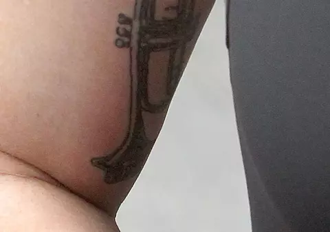 TATUAJ nou-nouţ pe BRAŢELE de HALTEROFIL şi cu PANTALONII DESCHEIAŢI! LADY GAGA e PRAF! | FOTO