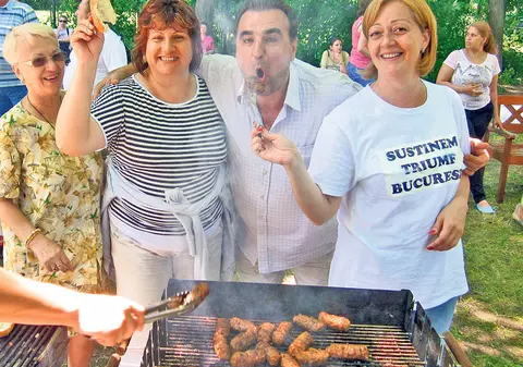 Românii au ieşit, ieri, din casă, dornici să profite de vremea frumoasă: «Ne-am bucurat de soare şi de grătar!»