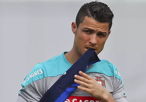 HALUCINANT. Cristiano Ronaldo îşi minte fiul că mama lui A MURIT! 