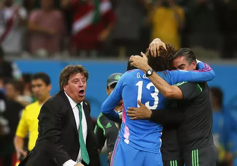 FOTO / ”E una dintre cele mai fericite zile din viaţa, dar... vor veni zile şi mai fericite” - Miguel Herrera, selecţionerul Mexicului, după calificarea în ”optimile” Mondialului, care a scos sute de mii de ”azteci” pe străzi