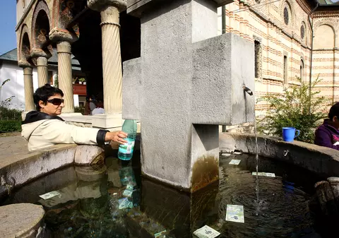 DEZVĂLUIRE ULUITOARE! Apa sfinţită, SURSĂ DE BOLI GRAVE