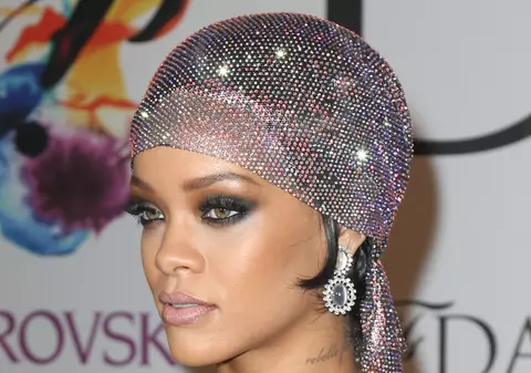 INTERZIS MINORILOR! Rihanna, ca FATA MOŞULUI din poveste: mai mult DEZBRĂCATĂ la o celebră gală | FOTO