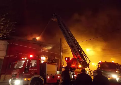 Incendiu în Capitală! Clădire aflată pe lista monumentelor istorice, distrusă de flăcări
