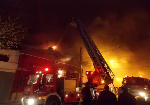 CUTREMURĂTOR! Un bărbat S-A ÎNCHIS în casă cu cele două FIICE şi a DAT FOC locuinţei