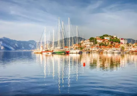 IDEI DE VACANŢĂ. O insulă mare cât două inimi de piatră