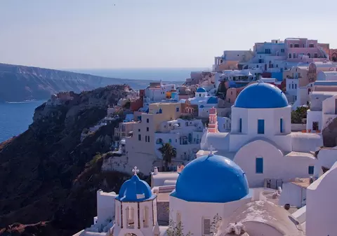 IDEI DE VACANŢĂ. Privelişti ameţitoare in satul pitoresc Pyrgos, Santorini