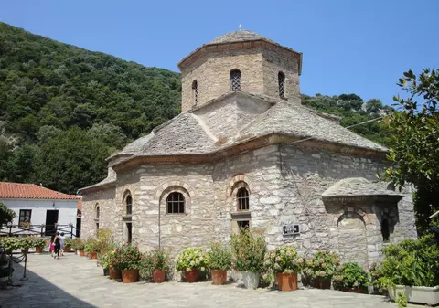 IDEI DE VACANŢĂ. Insula Skiathos, cel putin un edificiu de cult pe kilometru pătrat