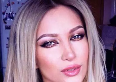 CLIPE DE GROAZĂ pentru Lora, ÎN AVION! Iată CE I-A FĂCUT un PASAGER