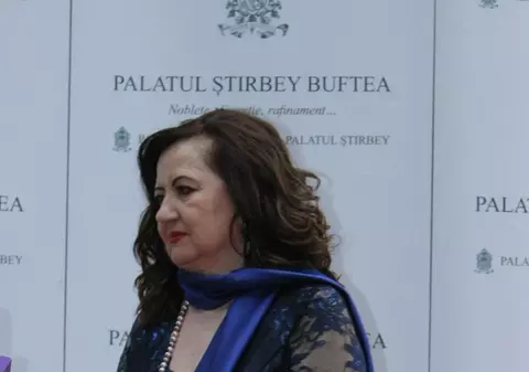 AMBELE au PURTAT ROCHII de DANTELĂ în NUANŢE de ALBASTRU. Mioara Roman şi Silvia Chifiriuc, actuala soţie a lui Petre Roman, ALEGERI SIMILARE