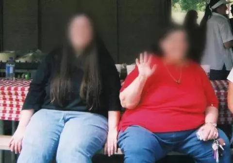 (P) 2 femei, mamă şi fiică, au slăbit peste 100 kg şi au economisit cei 20.000 de dolari pe care voiau să-i investească într-o operaţie de reducere a stomacului