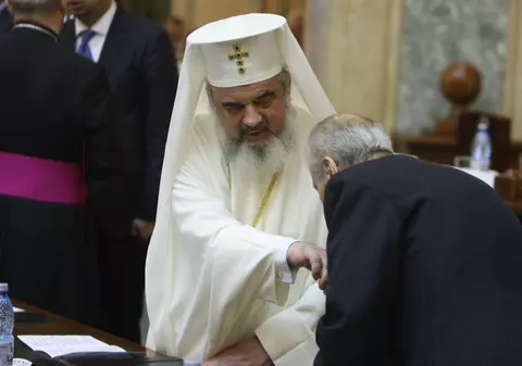 FOTO de senzaţie | Un important om politic îi pupă mâna Patriarhului 