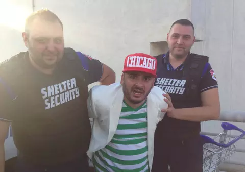 Liviu Guţă, luat pe sus de doi bodyguarzi | FOTO