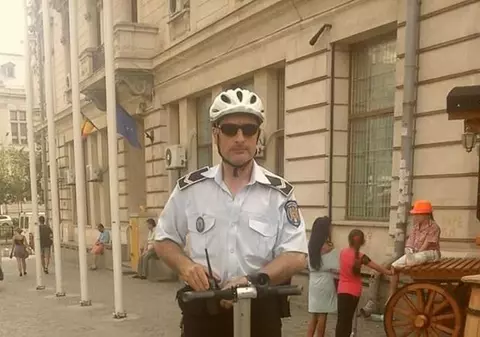 Am trăit să o vedem şi pe asta! Uite cu ce SE DAU poliţiştii prin Centrul Vechi! FOTO