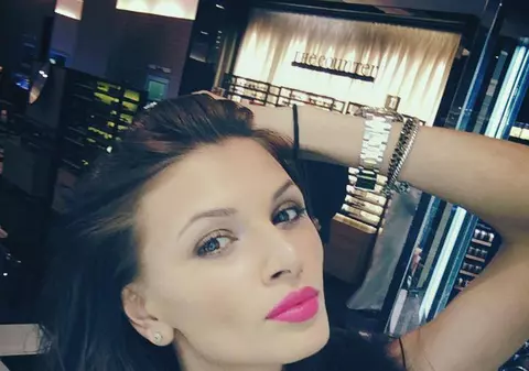 Te TREC FIORII! Iată CUM AU PUS-O arabii pe Ramona Gabor SĂ POZEZE