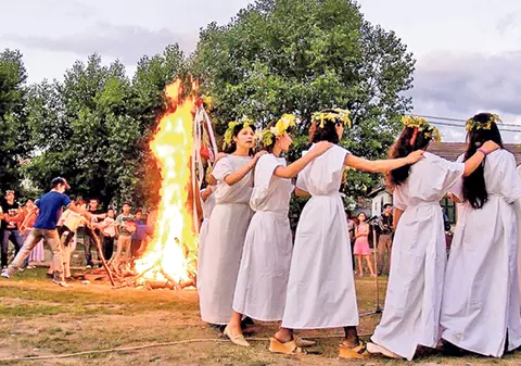 E sărbătoarea SÂNZIENELOR. Fetele află astăzi dacă se mărită! Iată ce trebuie SĂ FACI şi ce NU, ca să nu le superi