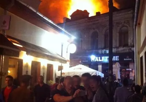 INCENDIU in CENTRUL VECHI! În plină operaţiune de stingere, patru bucureşteni aveau chef de SELFIE