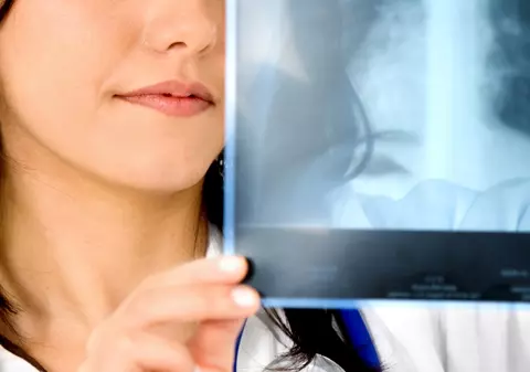 Studenţii de la medicină fac bani în practică 