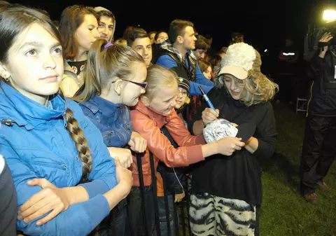 S-a sucit showbiz-ul! What's Up cântă şi este celebru, iar viitoarea sa soţie dă autografe | FOTO