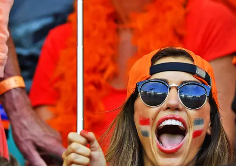 SURPRIZĂ: Cine e frumuseţea care s-a transformat în "ultras"? 