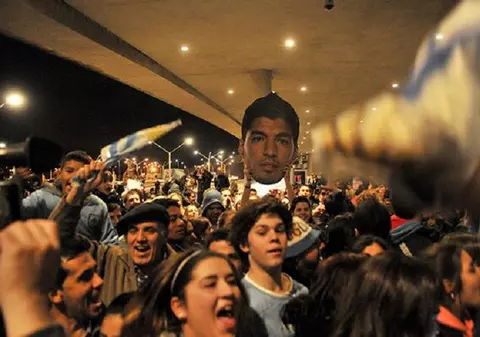 VIDEO / Luis Suarez a scos lumea în stradă la Montevideo