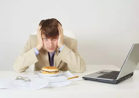 Stai ore în şir la birou? Rişti să ai probleme cu... trigliceridele 